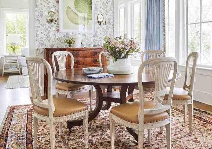 How to decorate the dining room table